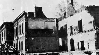 Ruiny Szpitala Wszystkich Świętych w Wieluniu po zbombardowaniu go przez lotnictwo hitlerowskie w dniu 1 września 1939 r. 