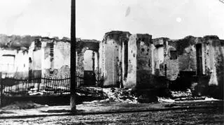 Ruiny Szpitala Wszystkich Świętych w Wieluniu po zbombardowaniu go przez lotnictwo hitlerowskie w dniu 1 września 1939 - widok od strony ul. obecnie 1-maja