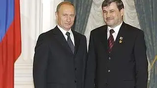 Rusłan Jamadajew z Władimirem Putinem. Styczeń 2004