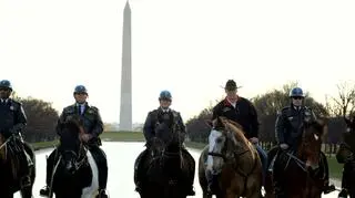 Ryan Zinke przyjechał do pracy konno eskortowany przez policję