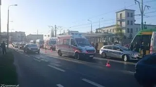 Rząd karetek na miejscu wypadku