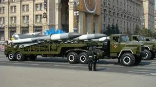 S-200 są rakietami wyjątkowo dużymi, które miały zwalczać na znacznych dystansach nadlatujące amerykańskie bombowce strategiczne. Tu S-200 na paradzie w Kijowie