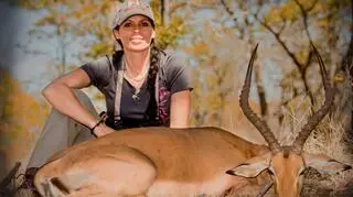 Sabrina Corgatelli pozuje z martwą impalą 