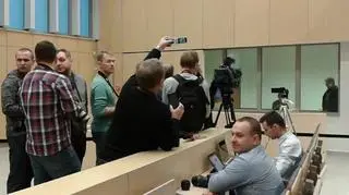 Sala wypełnia się ludźmi