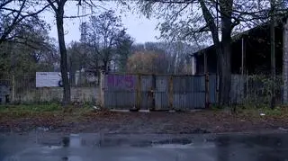 Sam basen z wodą nie jest zabezpieczony, ale teren jest ogrodzony