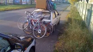 Samochód był tak obładowany, że trudno było rozponać jego markę (fot.policja w Goleniowie)