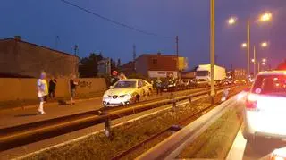 Samochód ciężarowy jadący pod prąd uderzył w samochody osobowe