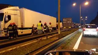 Samochód ciężarowy jadący pod prąd uderzył w samochody osobowe