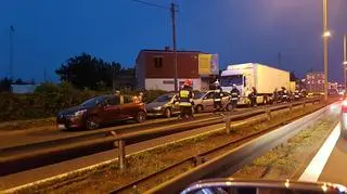 Samochód ciężarowy jadący pod prąd uderzył w samochody osobowe