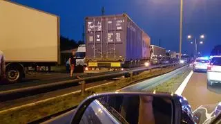 Samochód ciężarowy jadący pod prąd uderzył w samochody osobowe