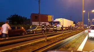 Samochód ciężarowy jadący pod prąd uderzył w samochody osobowe