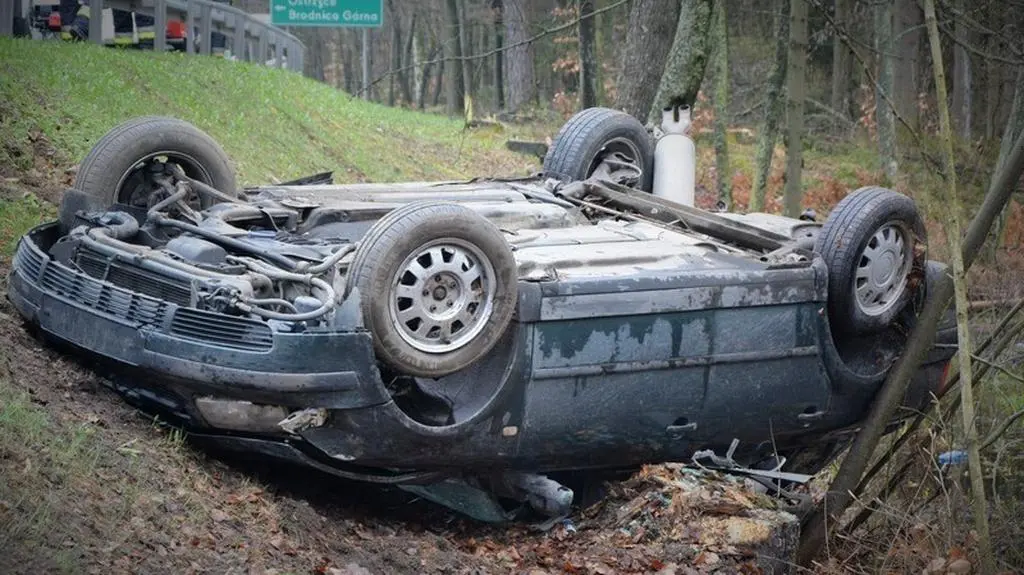 Samochód dachował