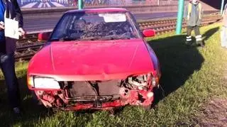 Samochód, który wpadł na torowisko i zablokował ruch