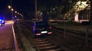 Samochód na torowisku na ulicy Kwidzyńskiej