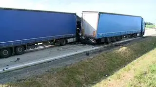 Samochód osobowy został zakleszczony pomiędzy ciężarówkami