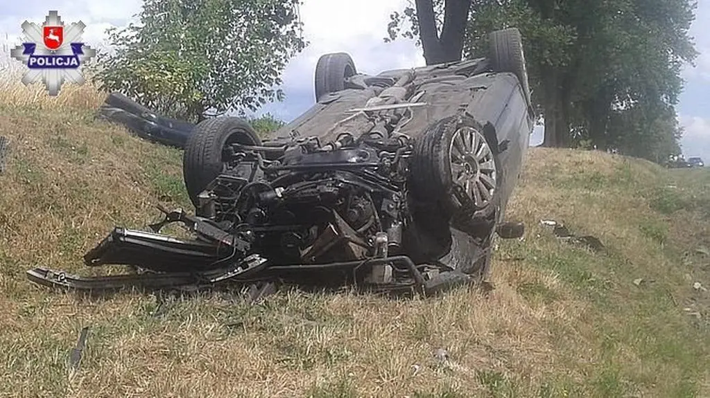 Samochód po dachowaniu