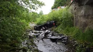 Samochód przełamał bariery na moście 