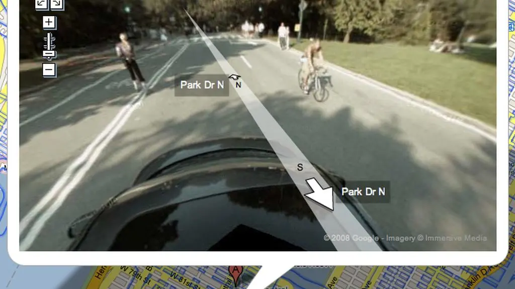 Samochód przewożący na dachu kamerę w nowojorskim Central Park (maps.google.com)