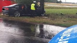 Samochód uderzył w drzewo