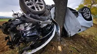 Samochód uderzył w drzewo