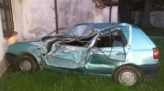 Samochód uderzył w ścianę kościoła