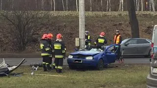 Samochód uderzył w słup