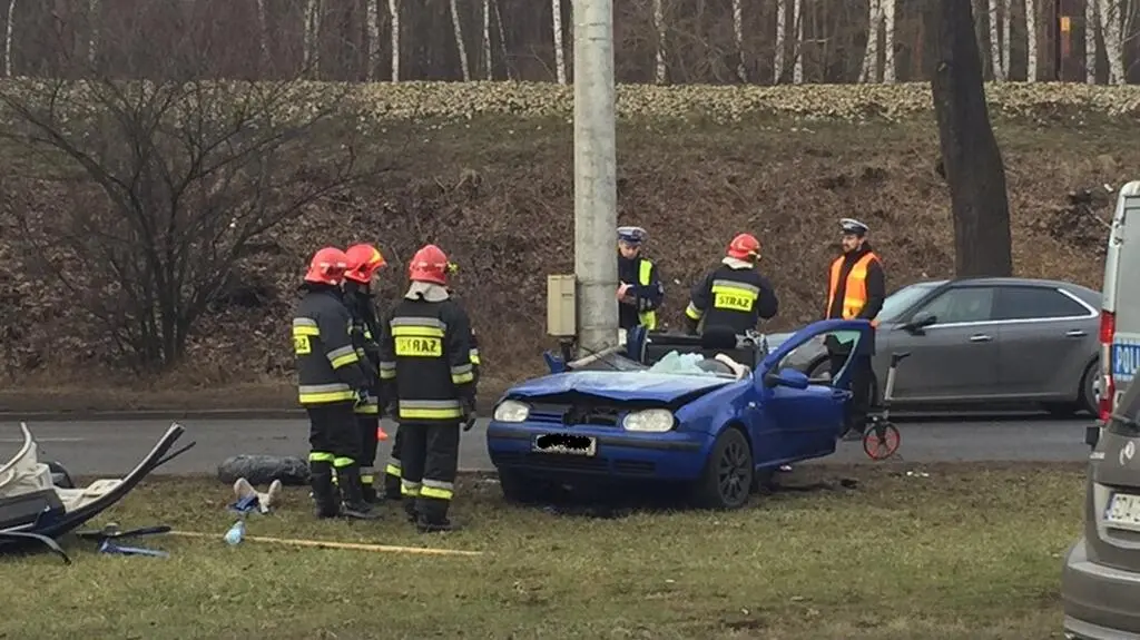 Samochód uderzył w słup