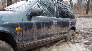 Samochód utknął na grząskim terenie