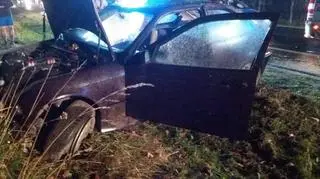 Samochód wjechał do rowu