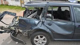Samochód wjechał pod jadącą lokomotywę 