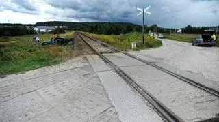 Samochód wjechał pod pociąg