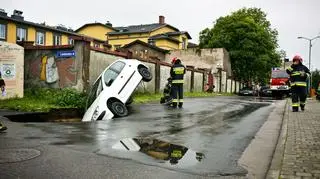 Samochód wpadł do wyrwy wypełnionej wodą