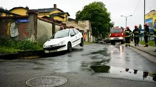 Samochód wpadł do wyrwy wypełnionej wodą