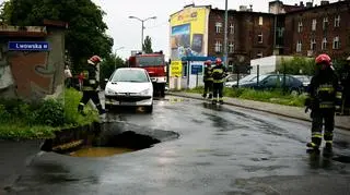 Samochód wpadł do wyrwy wypełnionej wodą