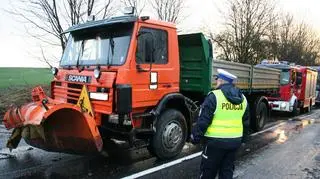 Samochód zderzył się z samochodem ciężarowym-piaskarką 