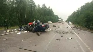 Samochód zjechał na przeciwległy pas ruchu