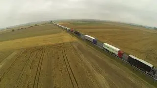 Samochody jadące między autostradą A4, a Jelenią Górą utknęły w korku