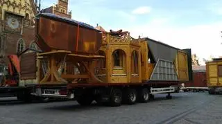 Samochody przywiozły jarmarkowe dekoracje
