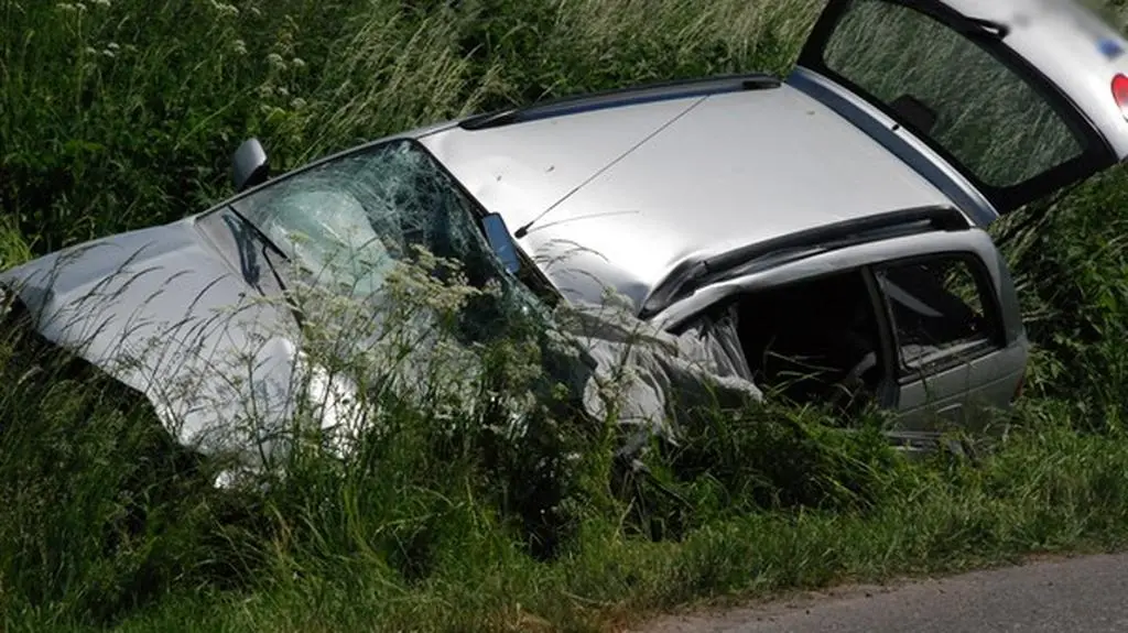 Samochoód wpadł do rowu (www.elblag24.pl)