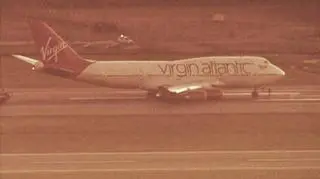 Samolot rejsu VS43 linii Virgin Atlantic po wylądowaniu na lotnisku w Gatwick