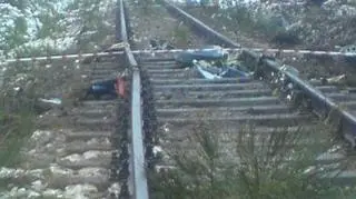 Samolot rozbił się niedaleko torów kolejowych