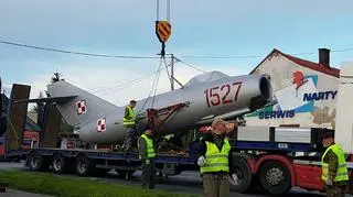 Samolot został przywieziony w częściach
