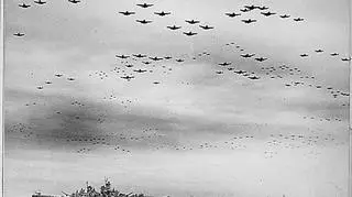 Samoloty US Vought F4U Corsair i Grumman F6F Hellcat lecą nad USS Missouri w trakcie ceremoni poddania Japonii