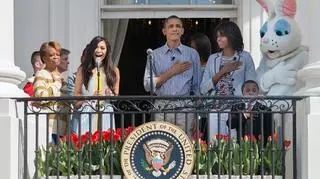 Sanchez śpiewa hymn narodowy na balkonie Białego Domu (Wielkanoc 2013)
