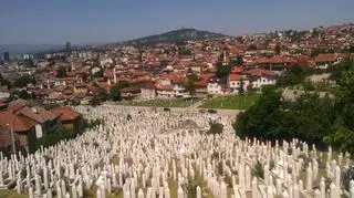 Sarajewo latem. Na pierwszym planie jeden z cmentarzy muzułmańskich