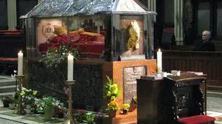 Sarkofag z ciałem abpa Zagrzebia w katedrze w stolicy Chorwacji