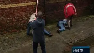Sceny które grają w filmie, niestety przypominają bezdomnym aktorom to, co przeżyli naprawdę. (fot. TVN24)