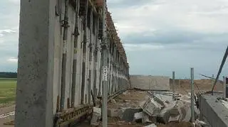 Ściana elewacji runęła na mężczyznę w Niechłoninie