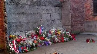 Ściana straceń na terenie Auschwitz (wikipedia.org)