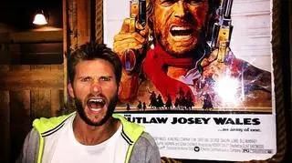 Scott Eastwood na tle plakatu filmu z Clintem Eastwoodem